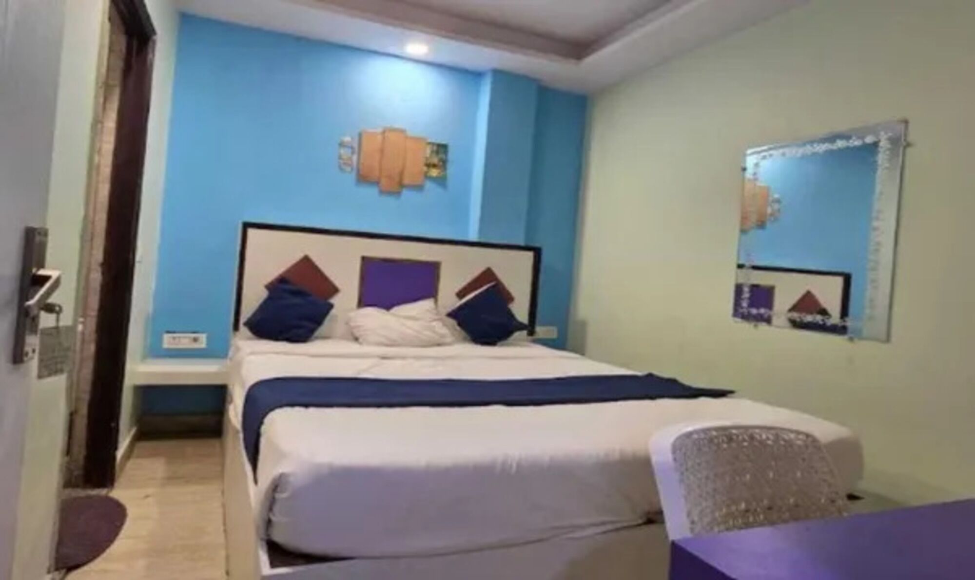 Egyptian cotton sheets, premium bedding, in-room safe, free WiFi