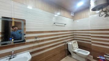 Douche, douche à « effet pluie », articles de toilette gratuits