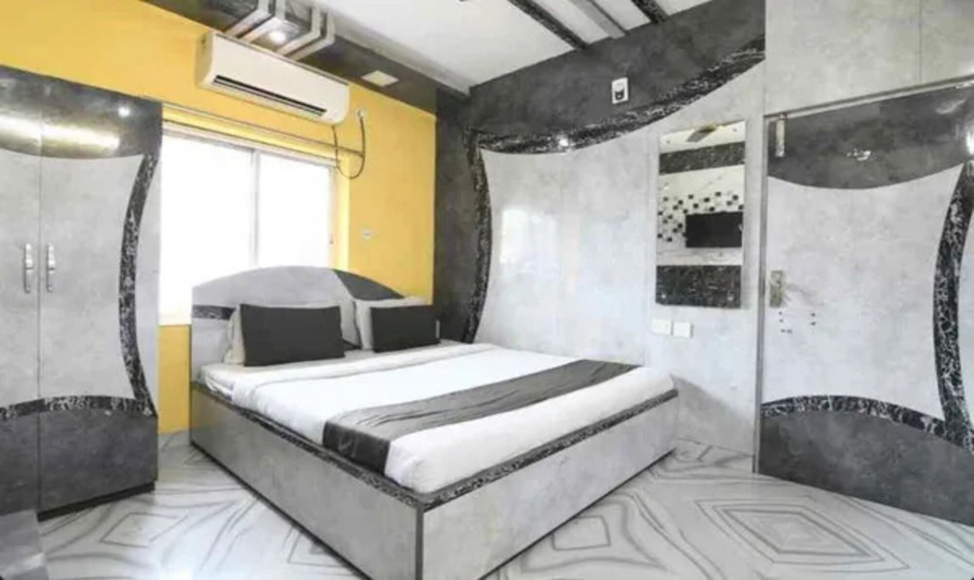 Egyptian cotton sheets, premium bedding, in-room safe, free WiFi