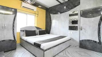Egyptian cotton sheets, premium bedding, in-room safe, free WiFi