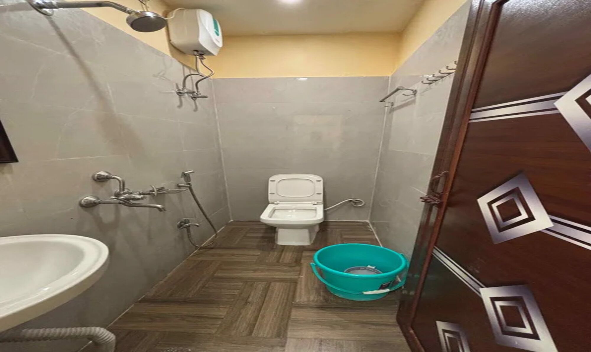 Deluxe Room | Bathroom | Shower, rainfall showerhead, free toiletries, towels
