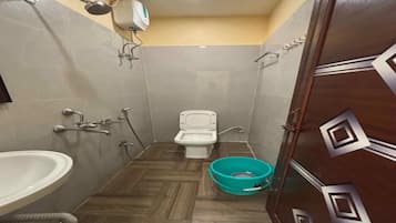 Deluxe Room | Bathroom | Shower, rainfall showerhead, free toiletries, towels