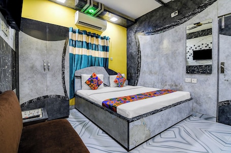 Habitación Deluxe | Sábanas de algodón egipcio, ropa de cama de alta calidad, caja fuerte. Via Trivedi Tower