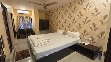 Deluxe Room | Egyptian cotton sheets, premium bedding, in-room safe, free WiFi