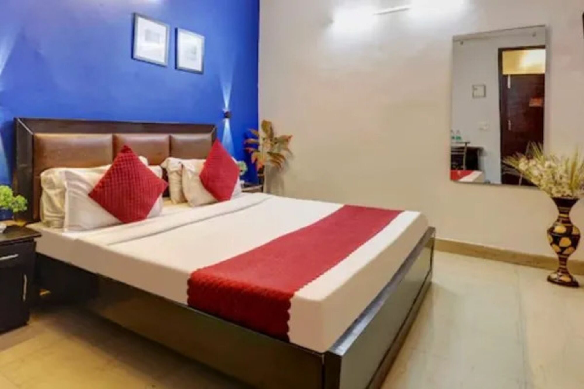 Egyptian cotton sheets, premium bedding, in-room safe, free WiFi