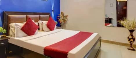 Egyptian cotton sheets, premium bedding, in-room safe, free WiFi