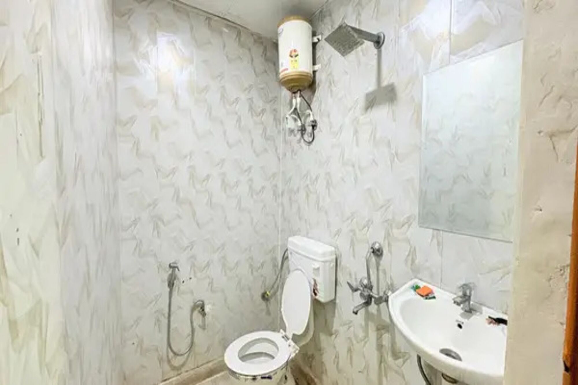 Deluxe Room | Bathroom | Shower, rainfall showerhead, free toiletries, towels