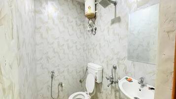 Deluxe Room | Bathroom | Shower, rainfall showerhead, free toiletries, towels