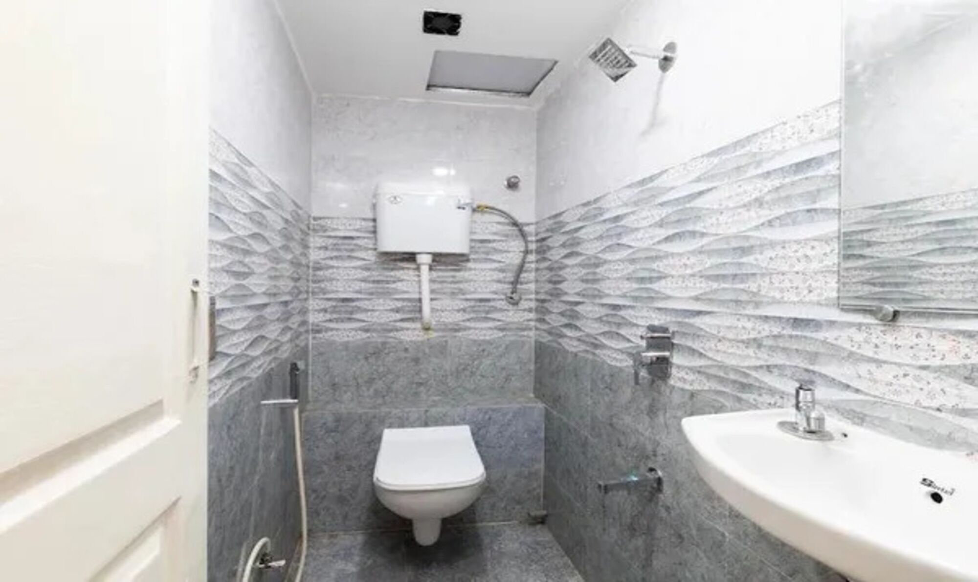 Shower, rainfall showerhead, free toiletries, towels