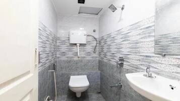 Shower, rainfall showerhead, free toiletries, towels