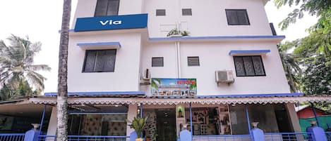 Vista frontal de la propiedad