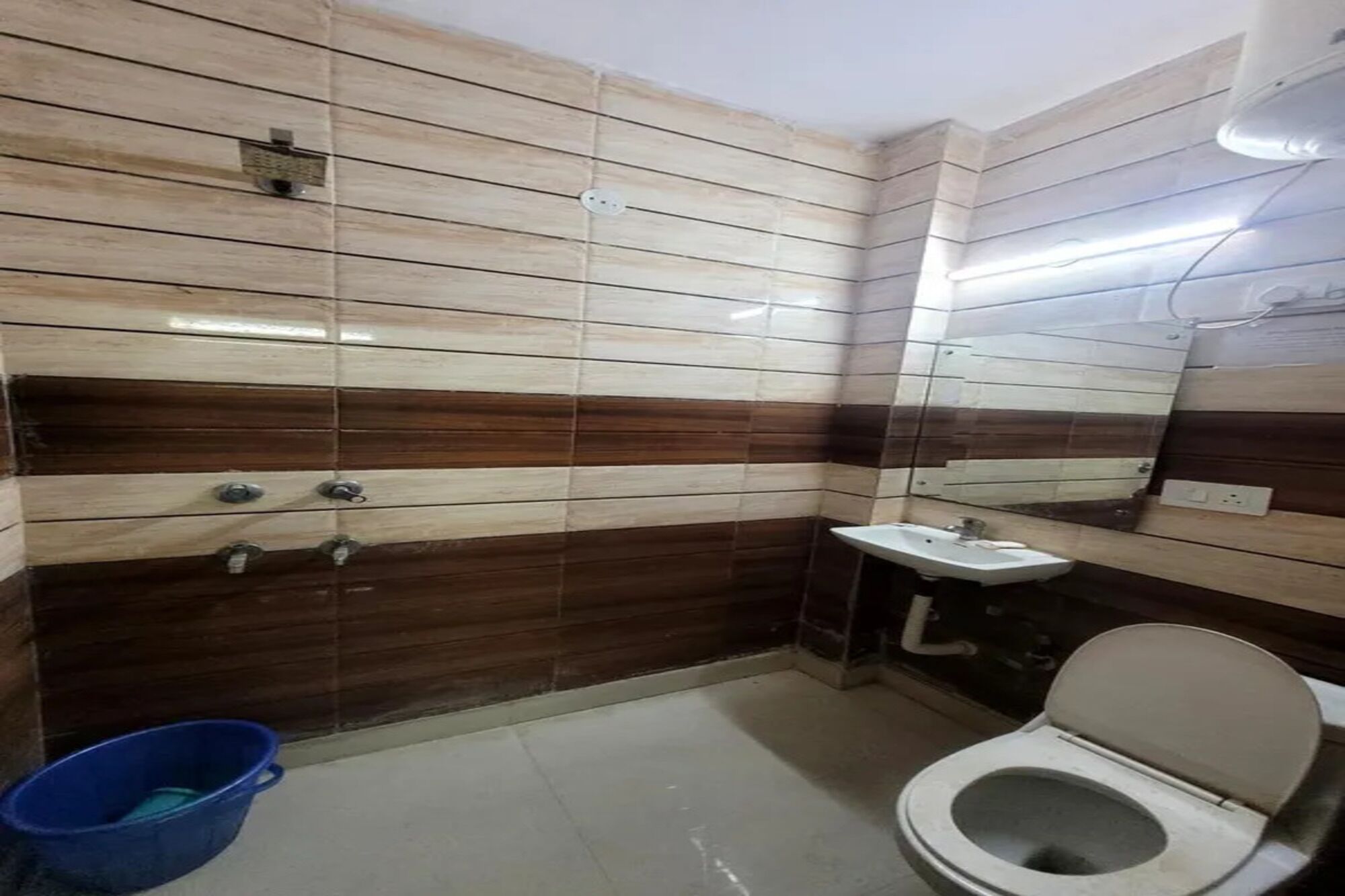 Deluxe Room | Bathroom | Shower, rainfall showerhead, free toiletries, towels