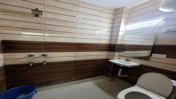 Deluxe Room | Bathroom | Shower, rainfall showerhead, free toiletries, towels