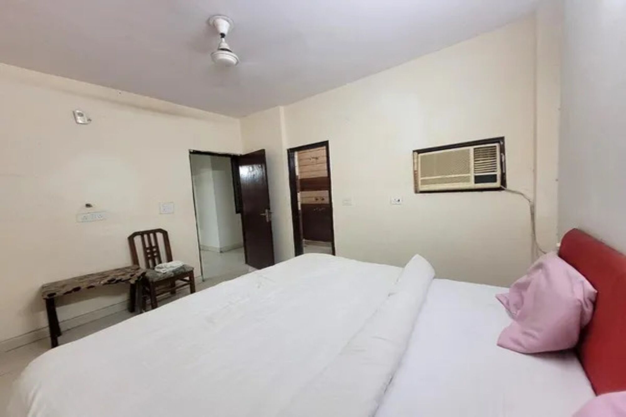 Egyptian cotton sheets, premium bedding, in-room safe, free WiFi