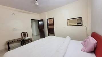 Egyptian cotton sheets, premium bedding, in-room safe, free WiFi