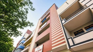 A multi-story hotel with a sign indicating '3rd Floor' and 'Easy Stay.' - Via Cosy Stay (New Delhi)