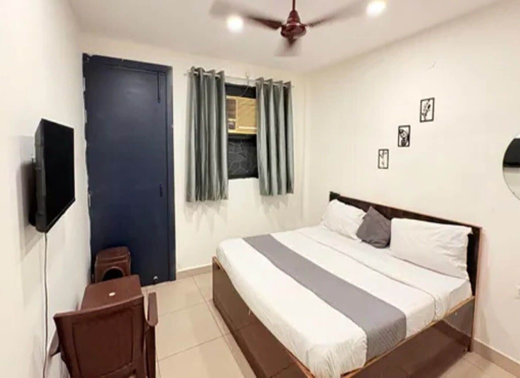 Egyptian cotton sheets, premium bedding, in-room safe, free WiFi