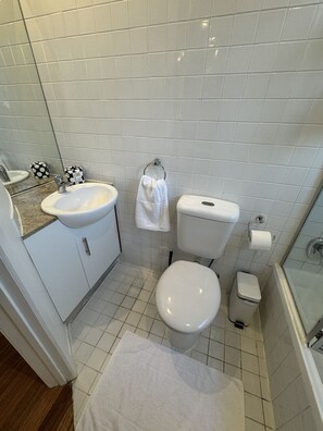 Bathroom - Rooftop Terrace Apartment - City Views (St Kilda)