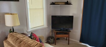 Cozy 2-bedroom cabin in Eagle River on Duck Lake, set back ~ 50 years. Lake view