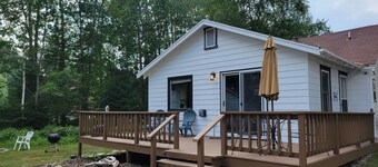 Cozy 2-bedroom cabin in Eagle River on Duck Lake, set back ~ 50 years. Lake view
