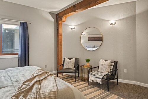 Huge Renovated Top Floor Condo w Large Kitchen and Living Area