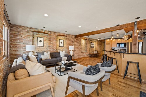 Huge Renovated Top Floor Condo w Large Kitchen and Living Area