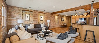 Huge Renovated Top Floor Condo w Large Kitchen and Living Area