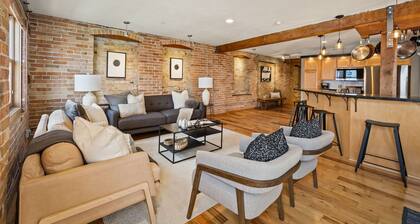 Huge Renovated Top Floor Condo w Large Kitchen and Living Area