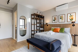 A bedroom with a bed, a bench, a wardrobe, and a mirror. - Smart Bourbon 1208 (São Paulo)