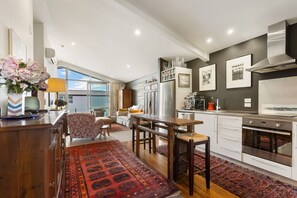 Fridge, microwave, oven, stovetop - Stylish Sunny Apartment with Mt Roy Views, Balcony & Coffee Machine | Walk to Breweries, Town & Lake (Wānaka)