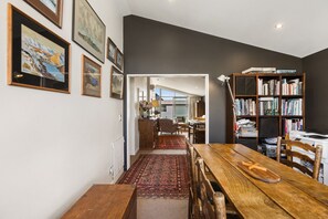 Interior - Stylish Sunny Apartment with Mt Roy Views, Balcony & Coffee Machine | Walk to Breweries, Town & Lake (Wānaka)