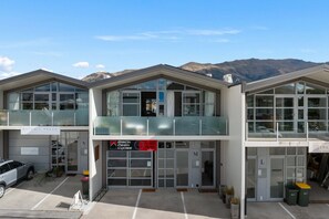 Exterior - Stylish Sunny Apartment with Mt Roy Views, Balcony & Coffee Machine | Walk to Breweries, Town & Lake (Wānaka)
