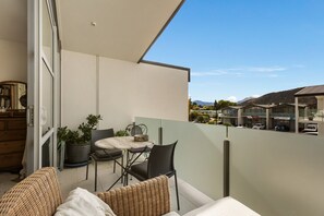 Outdoor dining - Stylish Sunny Apartment with Mt Roy Views, Balcony & Coffee Machine | Walk to Breweries, Town & Lake (Wānaka)