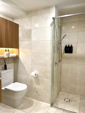 Shower, hair dryer - LVL72 Breathtaking Views with Parking, Pool & Gym (Brisbane City)