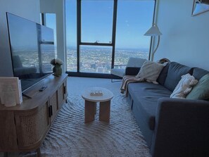 TV - LVL72 Breathtaking Views with Parking, Pool & Gym (Brisbane City)