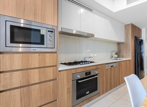 Fridge, microwave, oven, stovetop - LVL72 Breathtaking Views with Parking, Pool & Gym (Brisbane City)