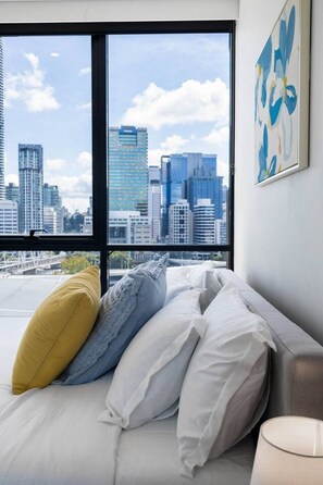 2 bedrooms, desk, iron/ironing board, travel cot - Panoramic 180° City Views 2BR +Carpark, Pool & Gym (South Brisbane)