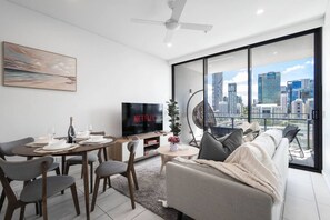TV, books - Panoramic 180° City Views 2BR +Carpark, Pool & Gym (South Brisbane)