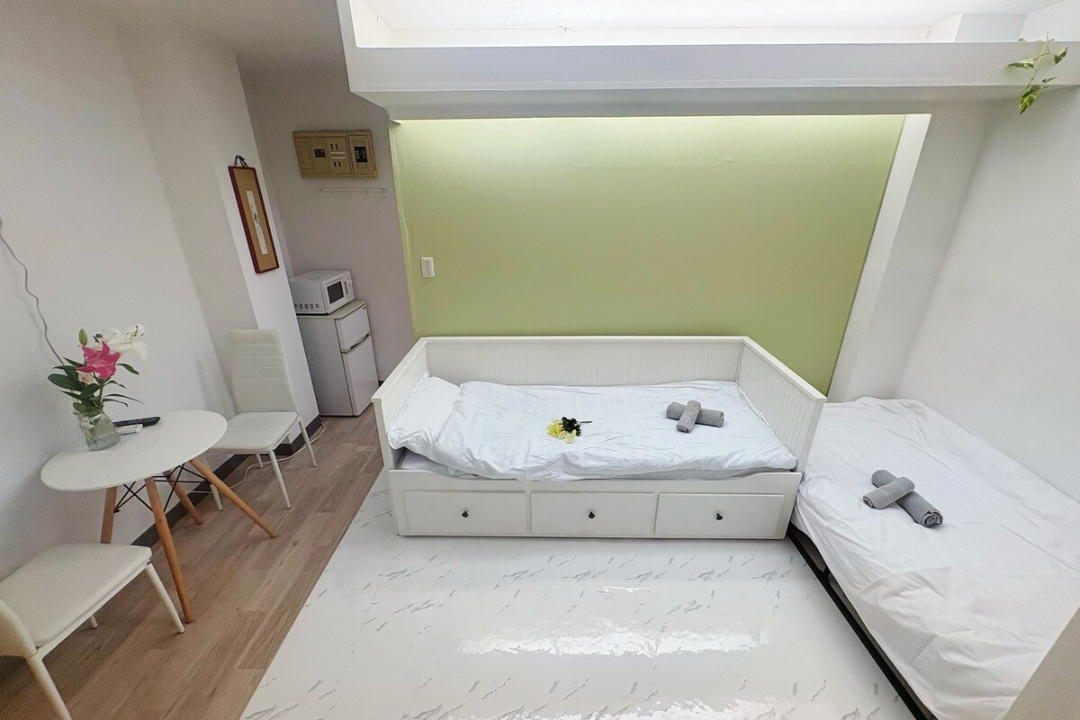 Studio, Multiple Beds, Non Smoking, Kitchenette | Laptop workspace, WiFi (free)