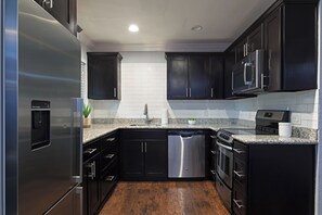 Fridge, microwave, oven, stovetop - Your TMC Flats! Sleeps 32, 16BR, 8BA, 8PA (Houston)
