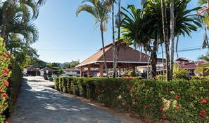Property grounds - Paradise Villas 2BR Pool walk to town & beach (Jaco)