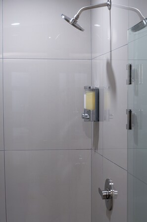 Dusche, Haartrockner, Handtücher, Seife