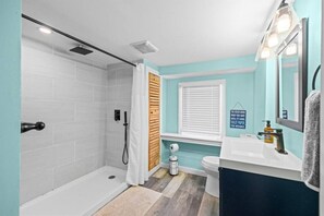 Bathroom - Updated 6BR | 2.5 Blocks to Beach | Sleeps 13 (Ventnor City)