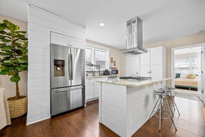 Private kitchen - Updated 6BR | 2.5 Blocks to Beach | Sleeps 13 (Ventnor City)