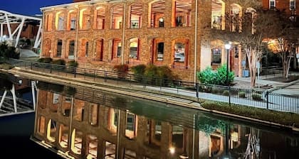 1-bedroom condo in Downtown Greenville on Main Street! Zen in the City awaits!