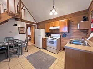 Private kitchen - Cozy Quiet Cabin (Bryson City)