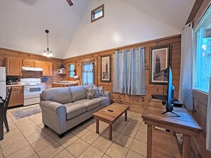 Living area - Cozy Quiet Cabin (Bryson City)