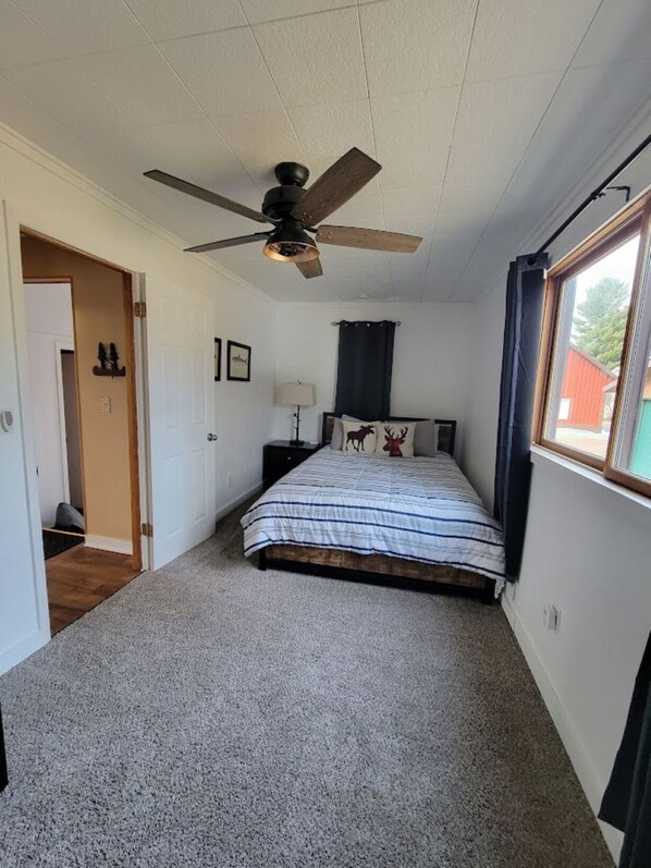 2 habitaciones, tabla de planchar con plancha, wifi y ropa de cama