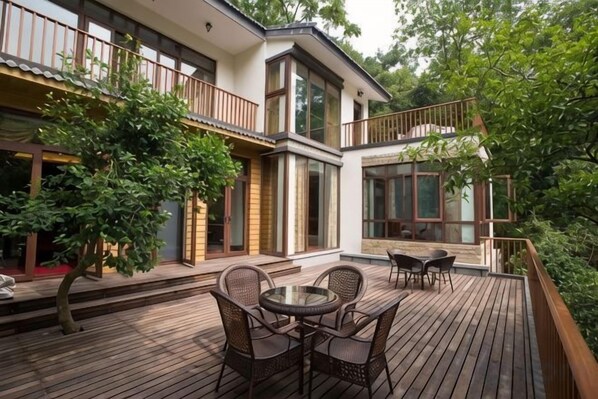 Outdoor dining - Hupao Mountain Resort (Hangzhou)