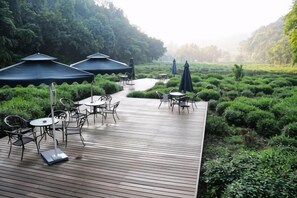 Outdoor dining - Hupao Mountain Resort (Hangzhou)